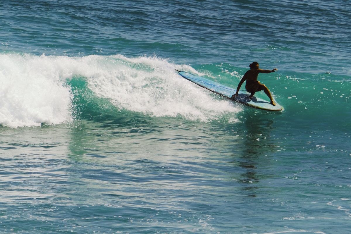 巴厘岛 Uluwatu 冲浪，代表亚洲度假胜地